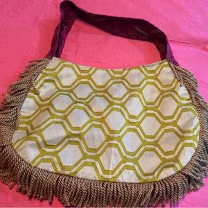 Elegant Hexagonal Pattern Shoulder Bag